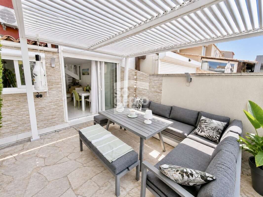 Réf : 2296 - Vente Jolie Marina 3 Pièces rénovée avec parking et son ponton ! - photo 2