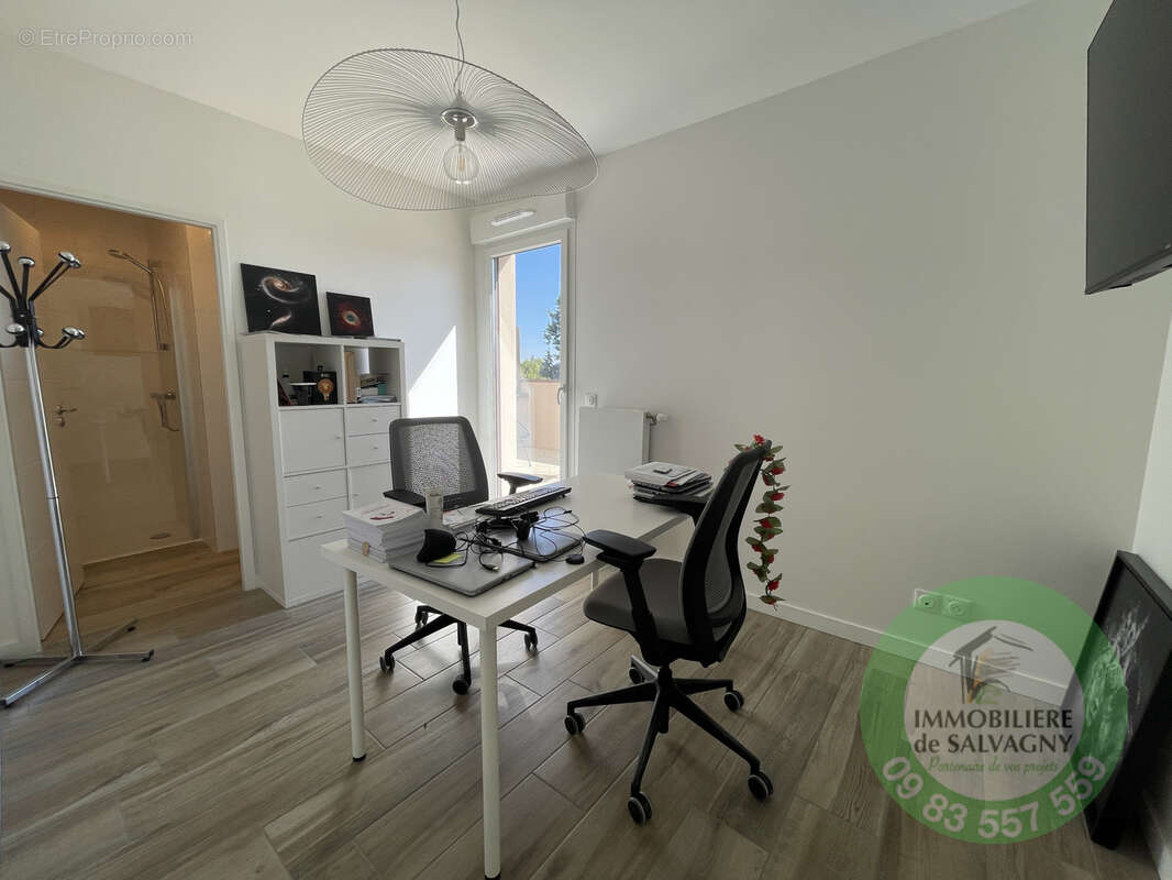 Appartement à LA TOUR-DE-SALVAGNY