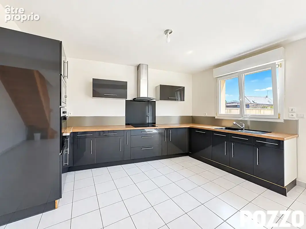 À VENDRE - Maison dans le bourg de Bréhal avec vie de plain-pied ! - photo 4