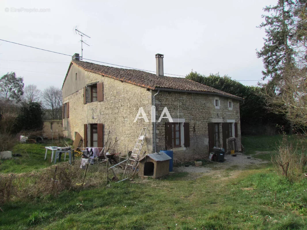 Maison à LES ADJOTS