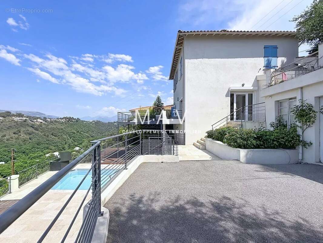 Aspremont - maison 5 pièces rénovée piscine vue panoramique collines et aperçu mer - photo 31
