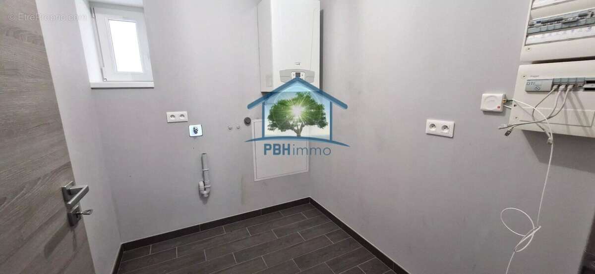 SARREGUEMINES (57) - Maison de ville de 75,35 m² + une terrasse + parking privé. - photo 7