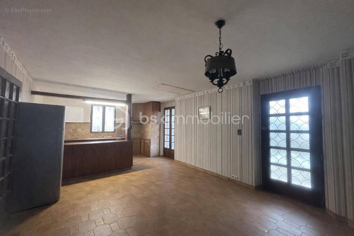 Maison à SAINT-JULIEN-LES-ROSIERS