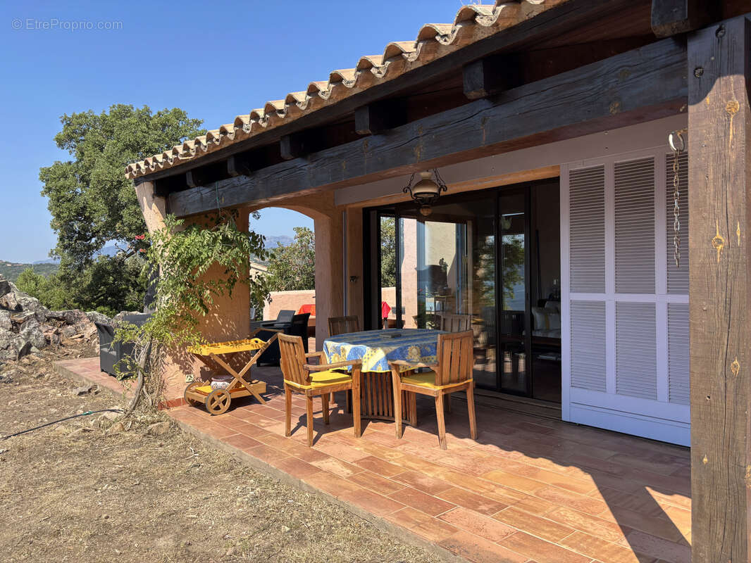 Villa avec vue mer panoramique édifiée sur un terrain de plus de 4150m2 avec piscine. - photo 3