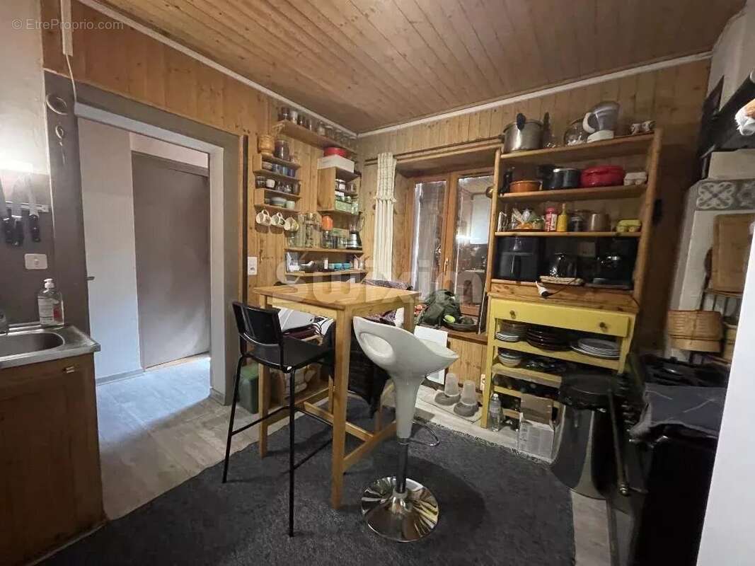 LES HOUCHES, À DEUX PAS DE SERVOZ – Maison de village avec potentiel d'aménagement et revenus locatifs - photo 3