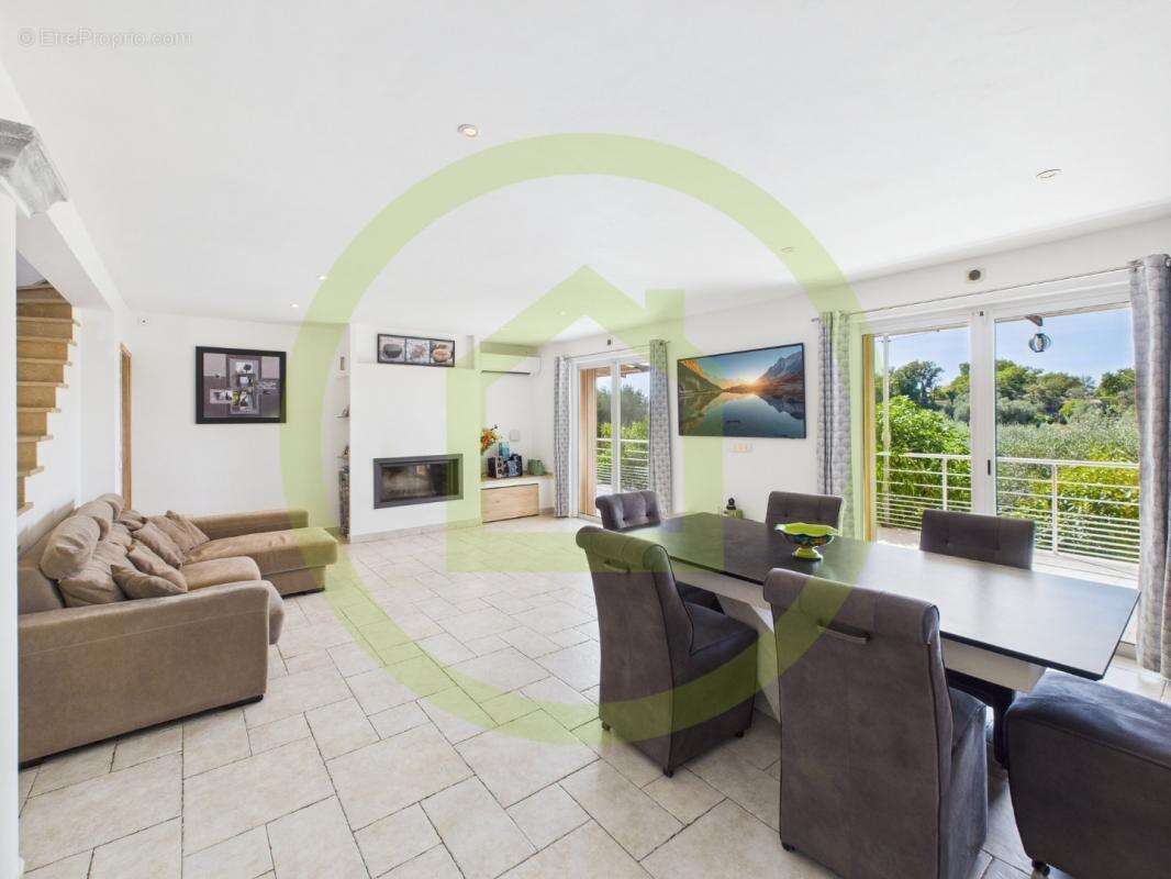 Maison à CHATEAUNEUF-GRASSE