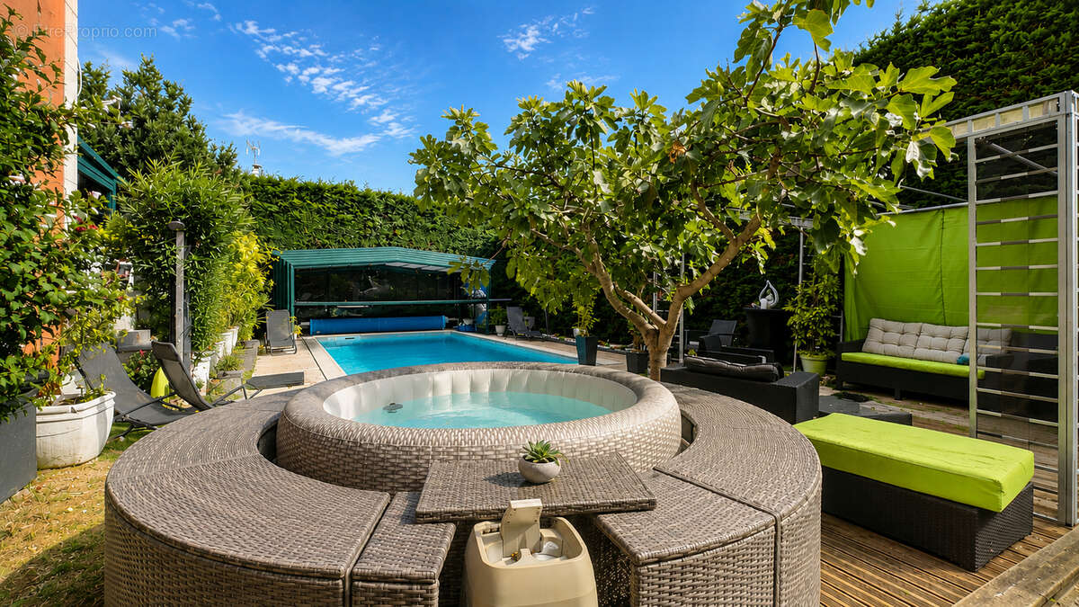 Mandres-les-Roses - Maison familiale de 200 m² avec piscine, jacuzzi, véranda climatisée et jardin paysagé - photo 17
