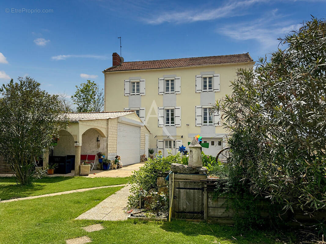 Maison à MOUZEUIL-SAINT-MARTIN