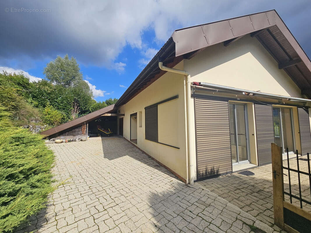 Maison à AVIGNON-LES-SAINT-CLAUDE