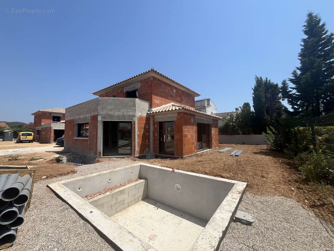 Six-Fours-Les-Plages - Villa individuelle avec jardin, piscine & garage, frais de notaire réduits - photo 2