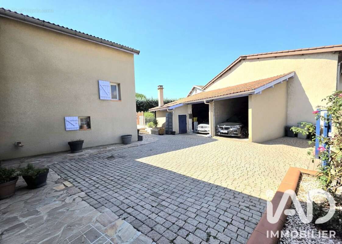 Maison 225 m² à Saint-Marcellin-En-Forez  - photo 2