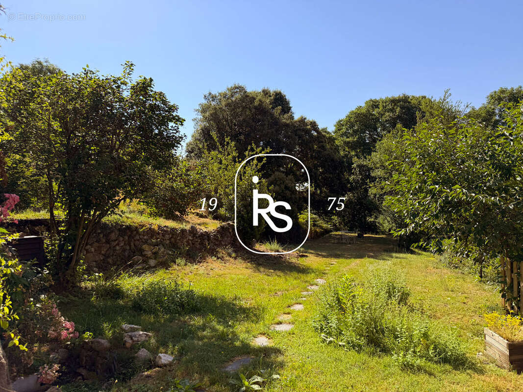 Maison de hameau rénovée de 100 m2 avec un jardin fleuri de 600 m2 - photo 3
