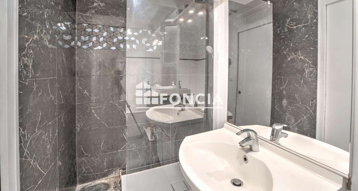 Appartement à PERON