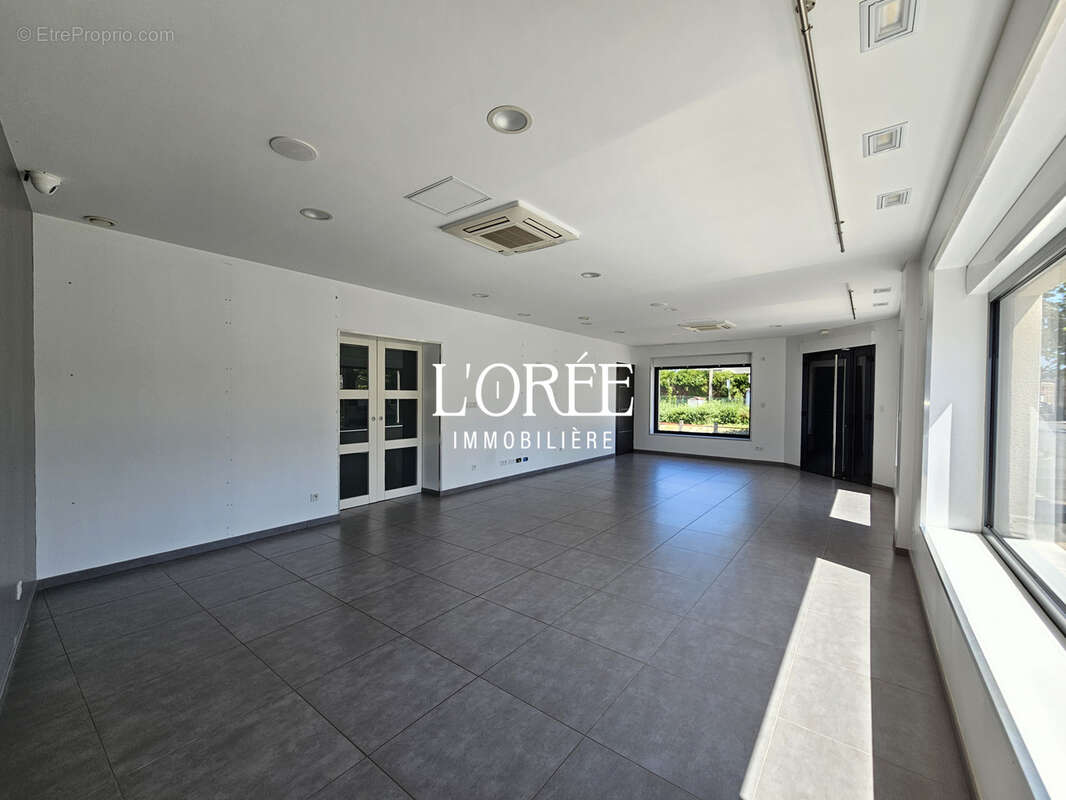 Immeuble mixte - 297 m2 - habitation + local commercial + garage double - photo 3