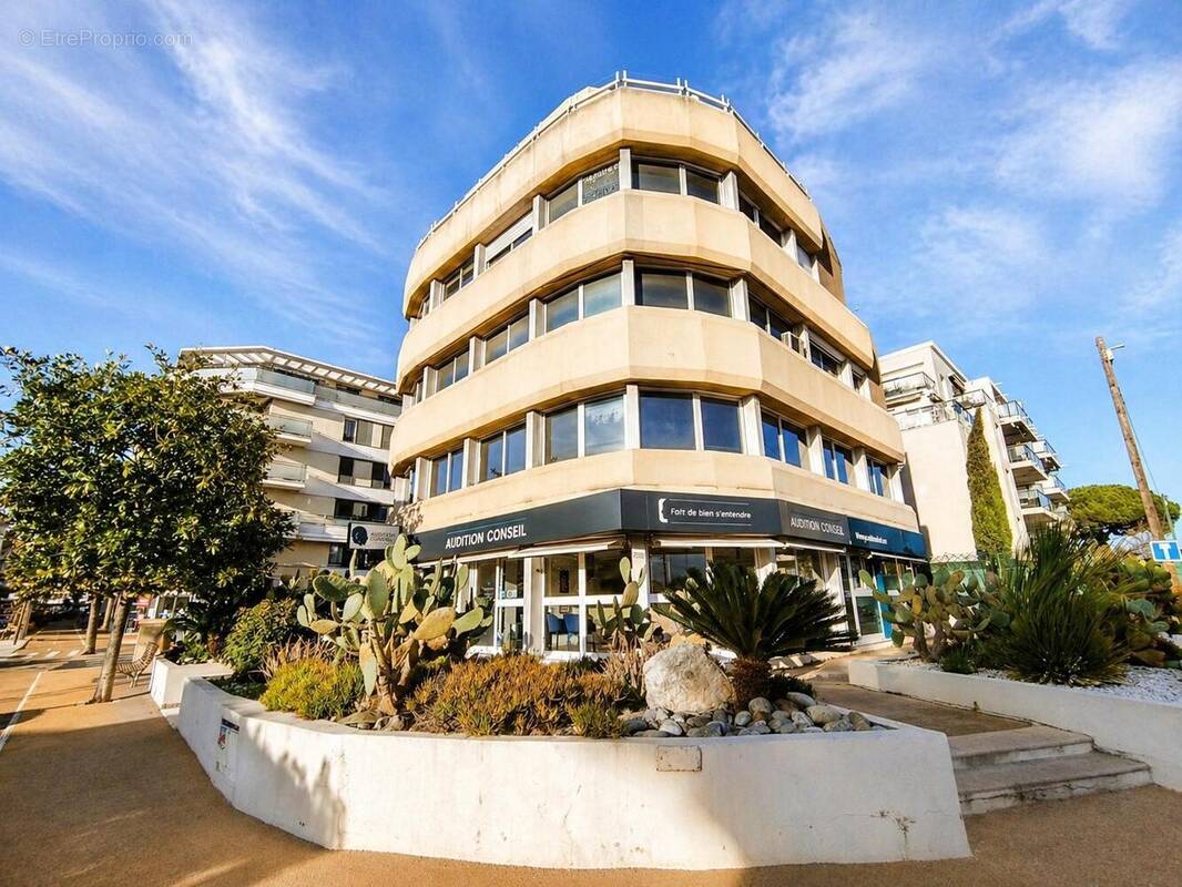   - Appartement à SAINT-LAURENT-DU-VAR