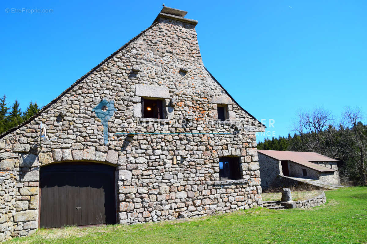 Dépt.(07) - A VENDRE Secteur Le LAC D'ISSARLES - Propriété de 56 ha avec Maison de 270 m2 et Ferme de 340 m2 - photo 12