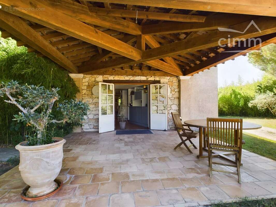 Commerce à SAINT-PAUL-LE-JEUNE