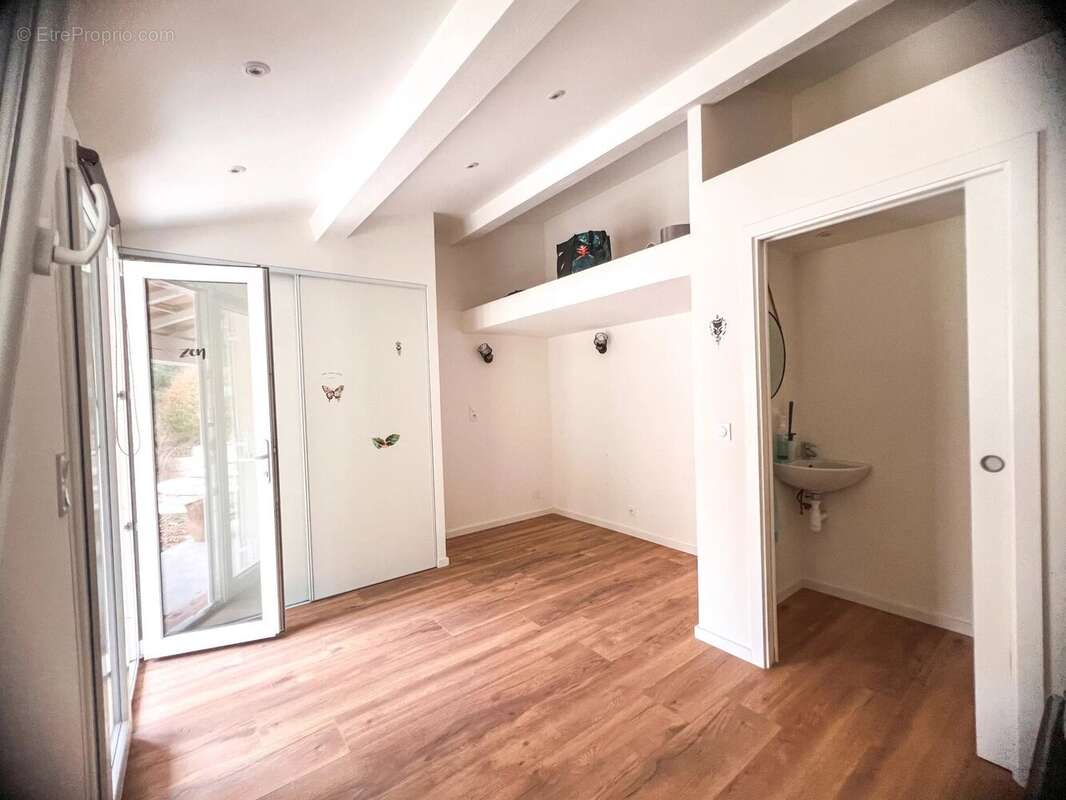 BAGNOLS EN FORET - Villa plain-pied avec piscine - photo 12