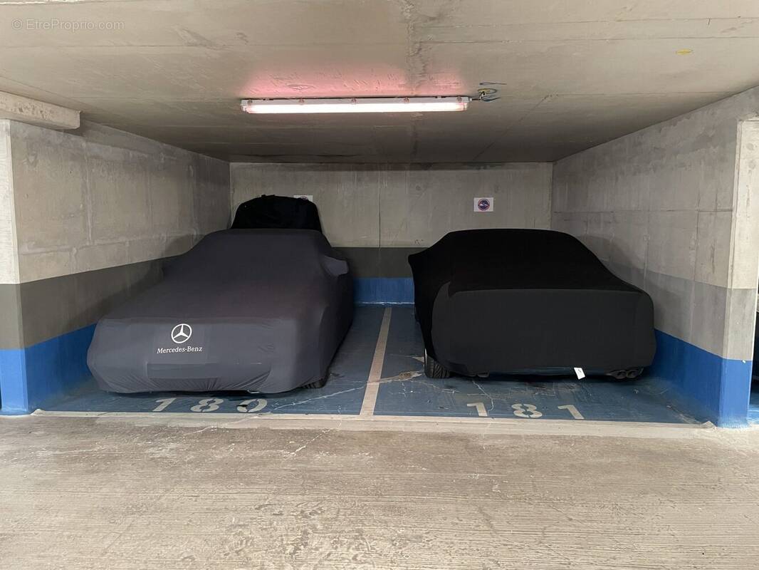 Places côte à côte - Parking à SURESNES