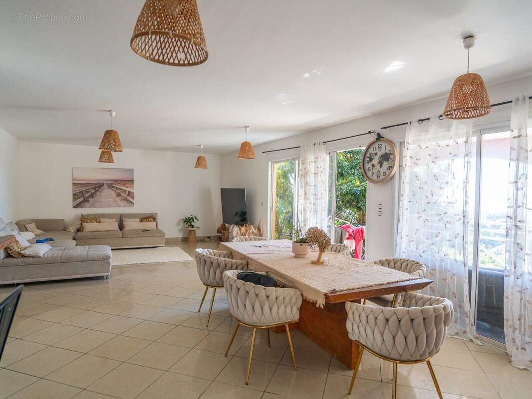 Maison 146 m² à Saint-Denis  - photo 5