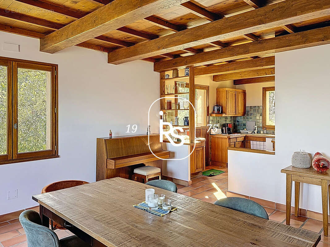 Villa confortable de 204 m2 habitables avec une vue panoramique et 5392 m2 de terrain arboré - photo 5