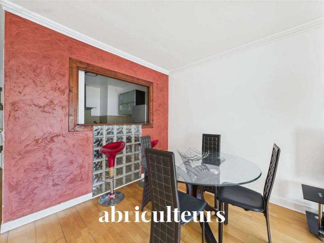 Appartement - 86 m² - Séjour lumineux avec accès balcon en vente à Courbevoie (92400) - photo 9