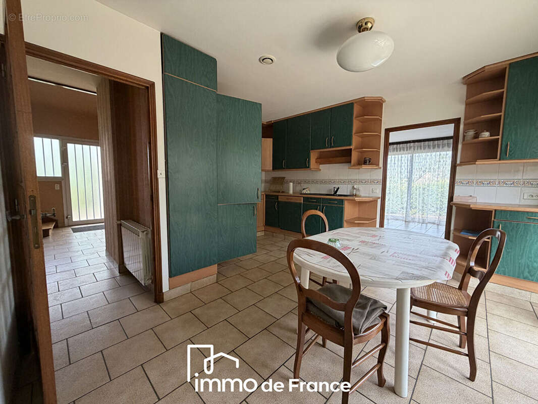 Sainte Radegonde, Grande Maison familiale - Parcelle de 931 m² - photo 4