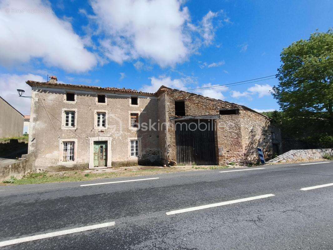 Maison a renover avec grand garage et exterieur - photo 6