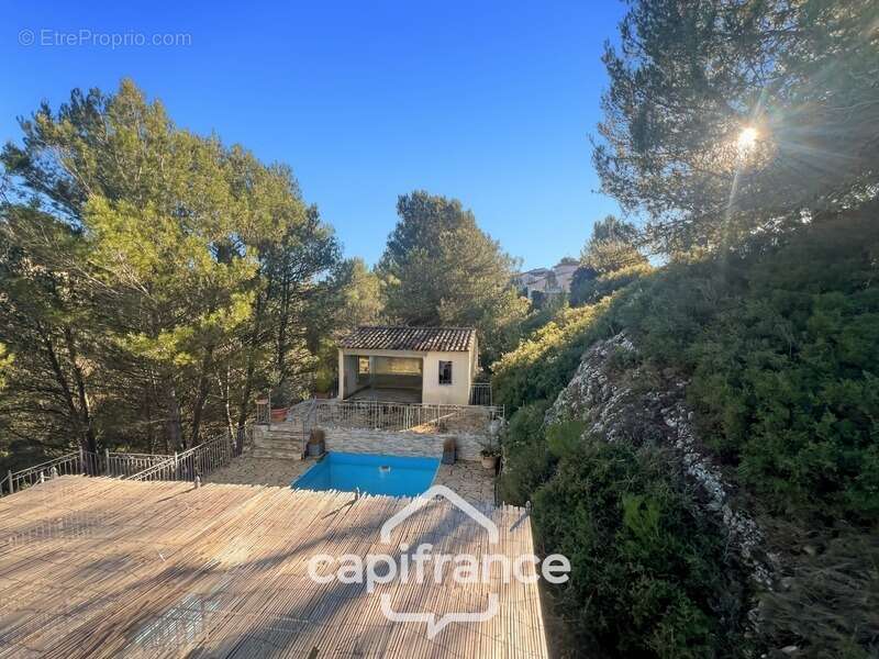 Domaine et Golf de Pont Royal, belle  propriété de 290 m2 établie sur un terrain de 2600 m2, cinq chambres, un bureau, piscine,  - photo 35