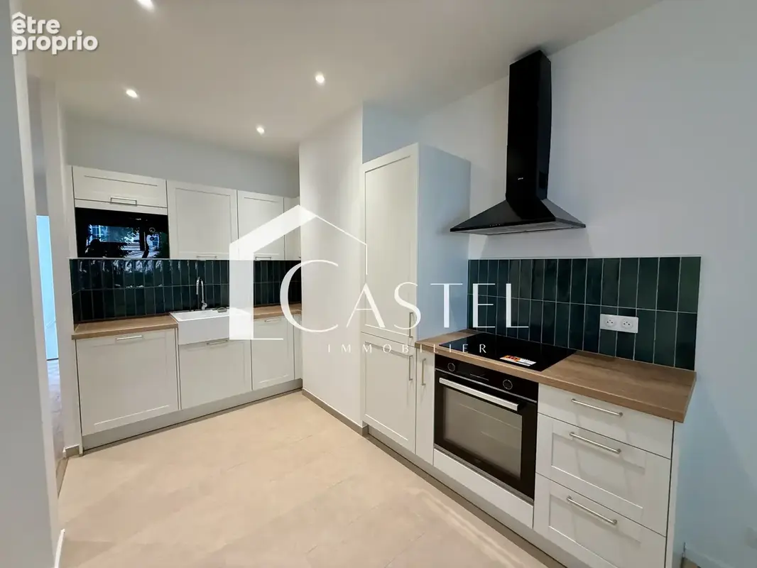Proche centre, petite résidence, appartement de 3 pièces entièrement rénovée - photo 3