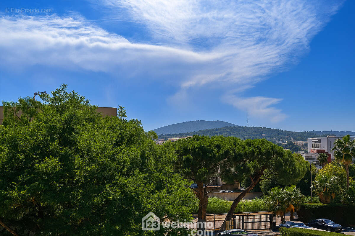 Une loggia baignée de lumière, vue dégagée. - Appartement à SAINTE-MAXIME