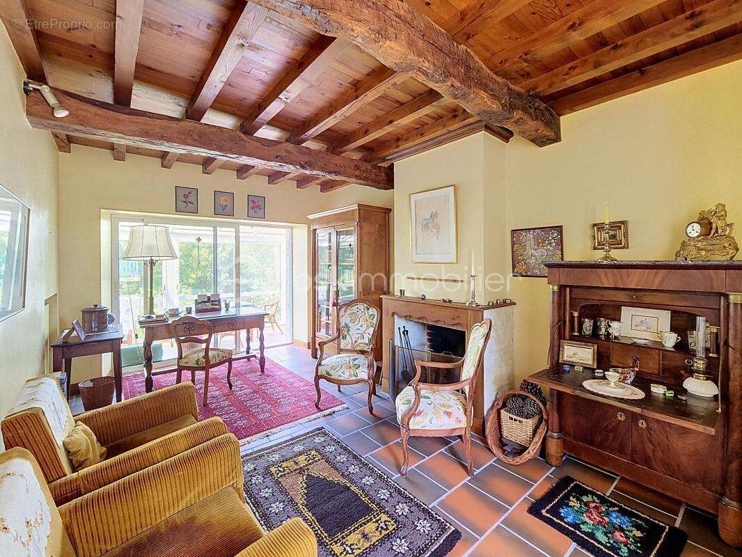 Du cachet et du charme pour cette confortable maison de 181m2. sur 1.1 hectare de terrain - photo 6