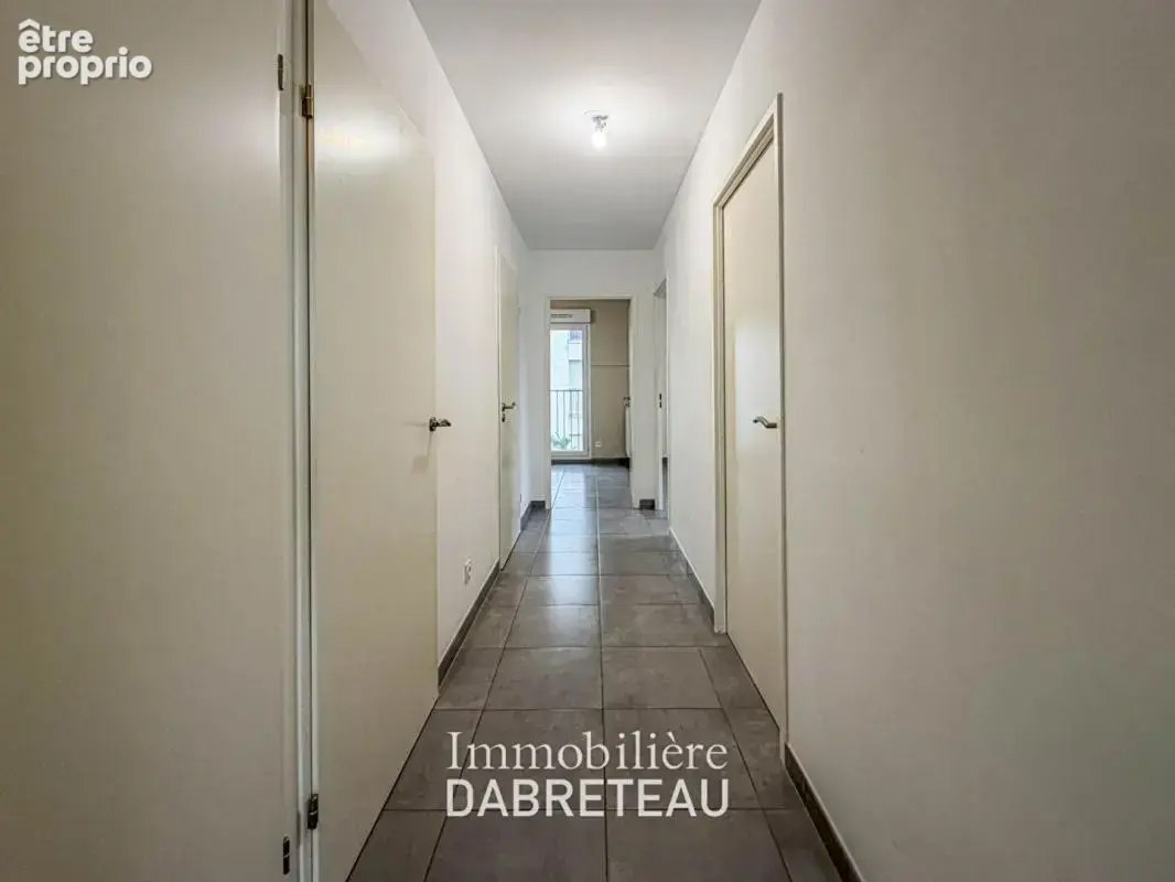 Vaulx en Velin - T4 de 75m2 en dernier étage avec grand balcon - photo 9