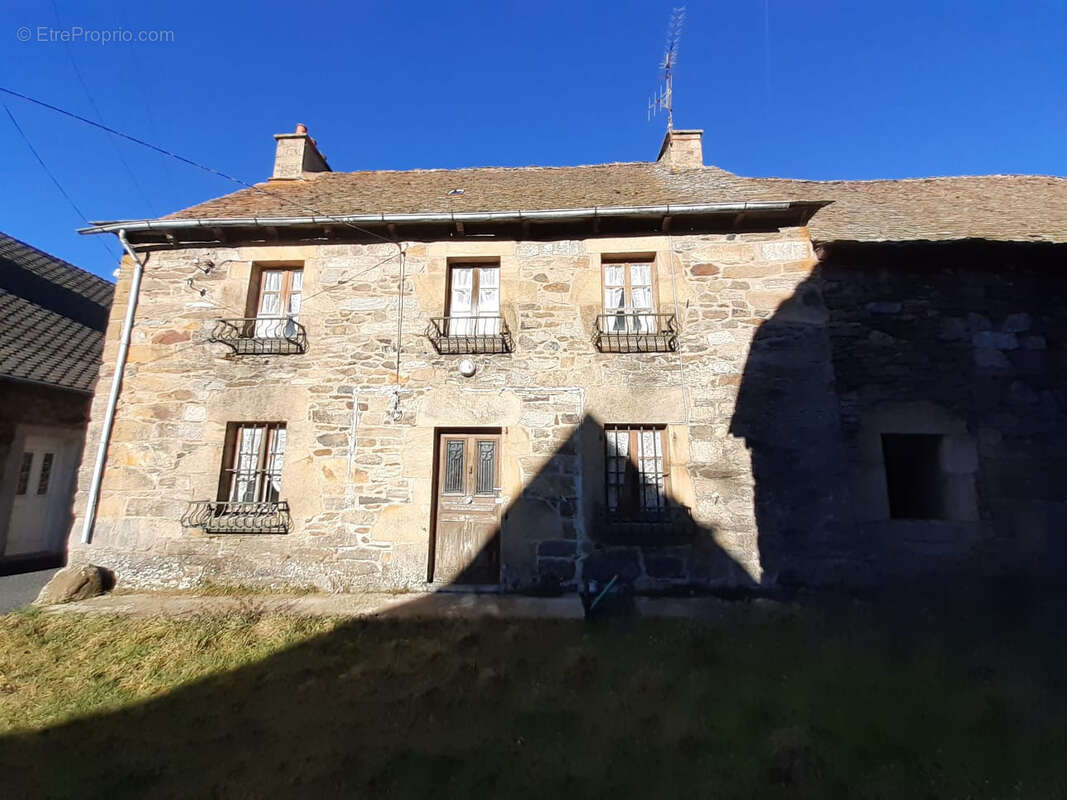 Corps de ferme avec cour et granges sur l'Aubrac - photo 5