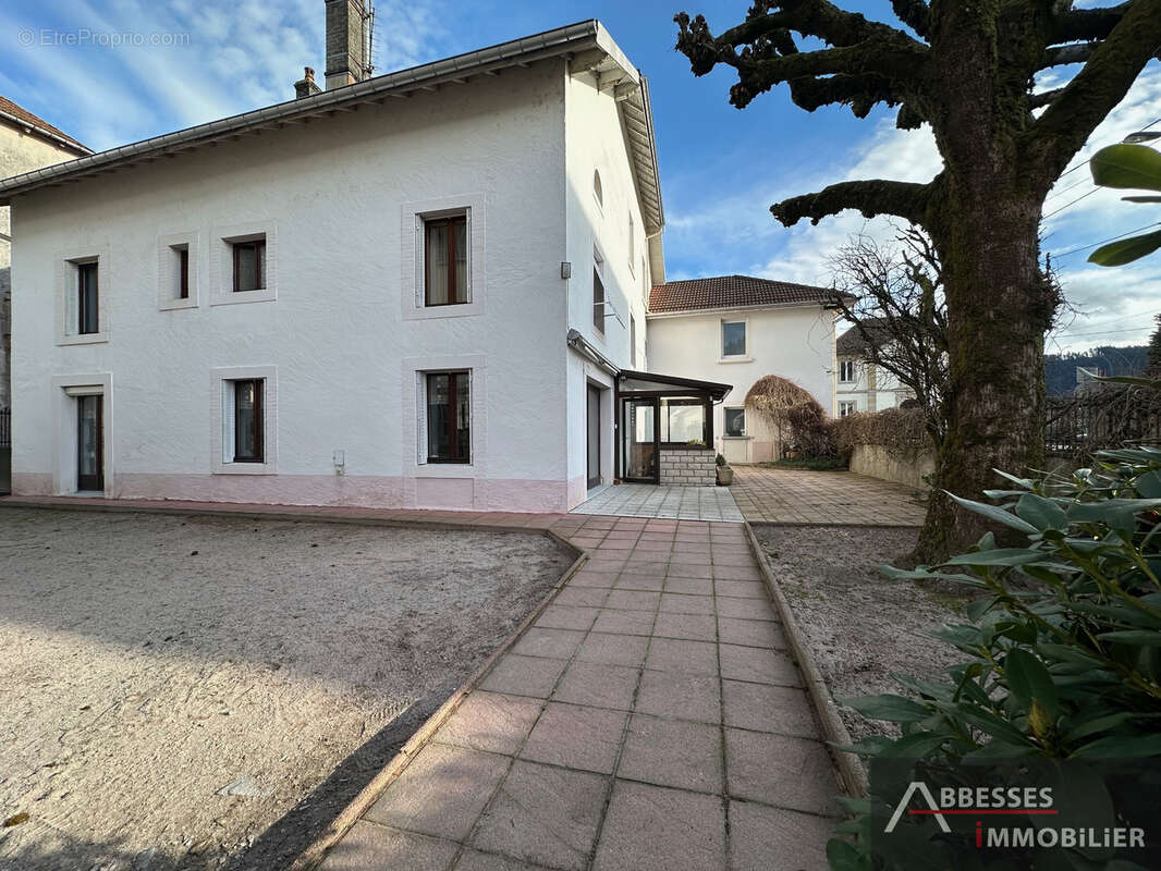 SAINT-AMÉ : Grand logement F7 'esprit maison de famille'  terrasse, terrain et stationnement - photo 2