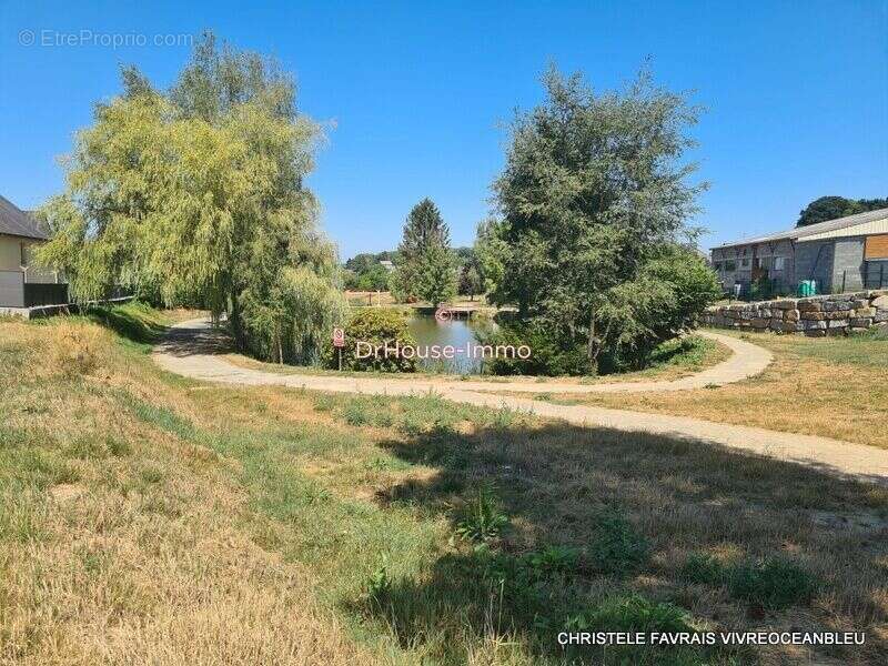 Terrain à LOUVIGNE-DU-DESERT