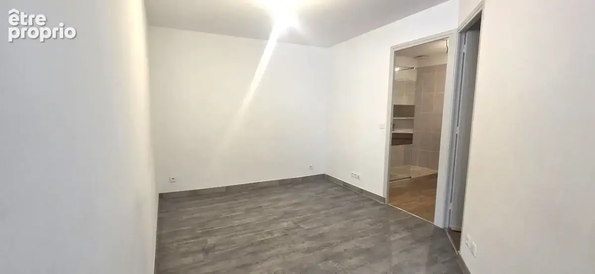 CUGES LES PINS-IMMEUBLE-A VENDRE-LOCAL-T2 EN DUPLEX-HYPER