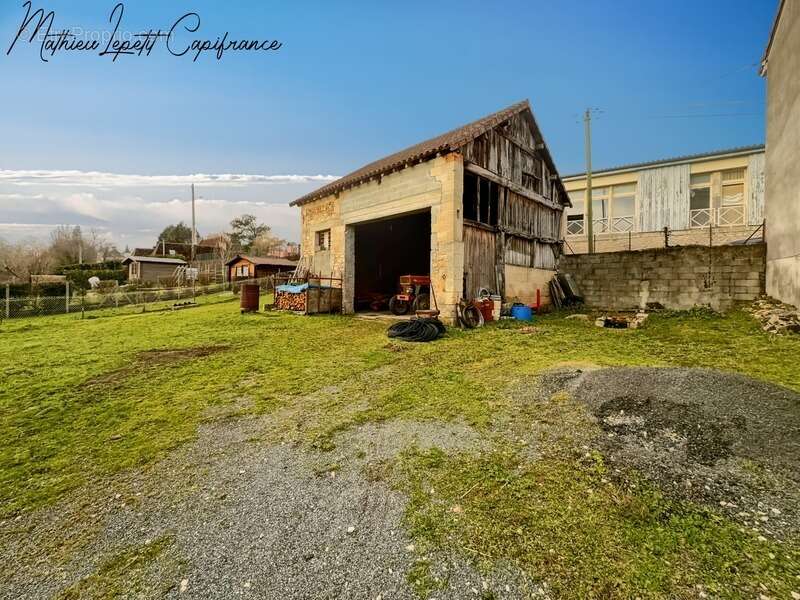 Maison à SAINT-PIERRE-DE-CHIGNAC