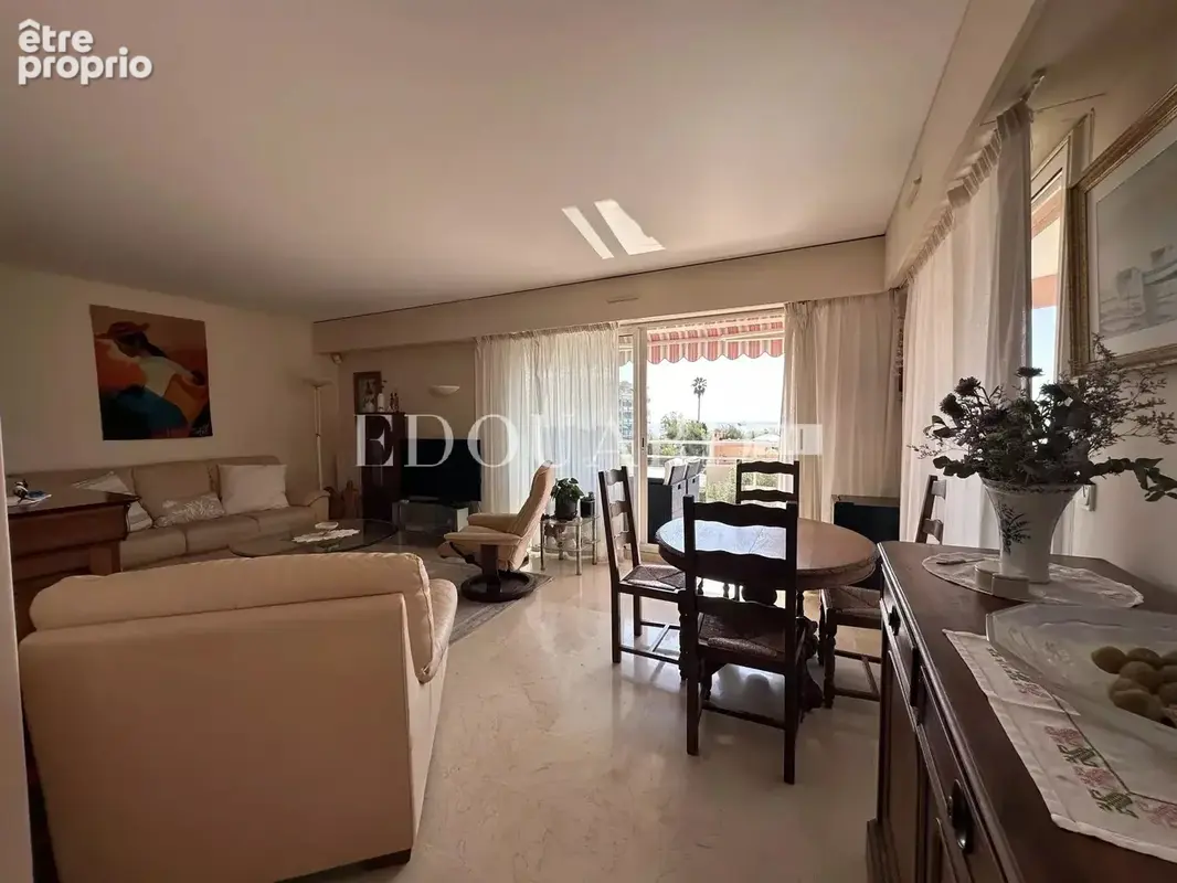 Dans immeuble de standing avec piscine, en exclusivité trois pièces avec vaste terrasse et garage - photo 11