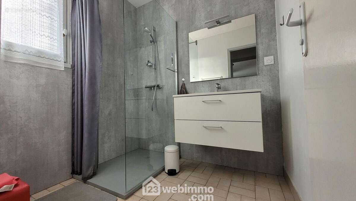 Une salle d'eau et un WC séparé - Maison à LONGEVILLE-SUR-MER