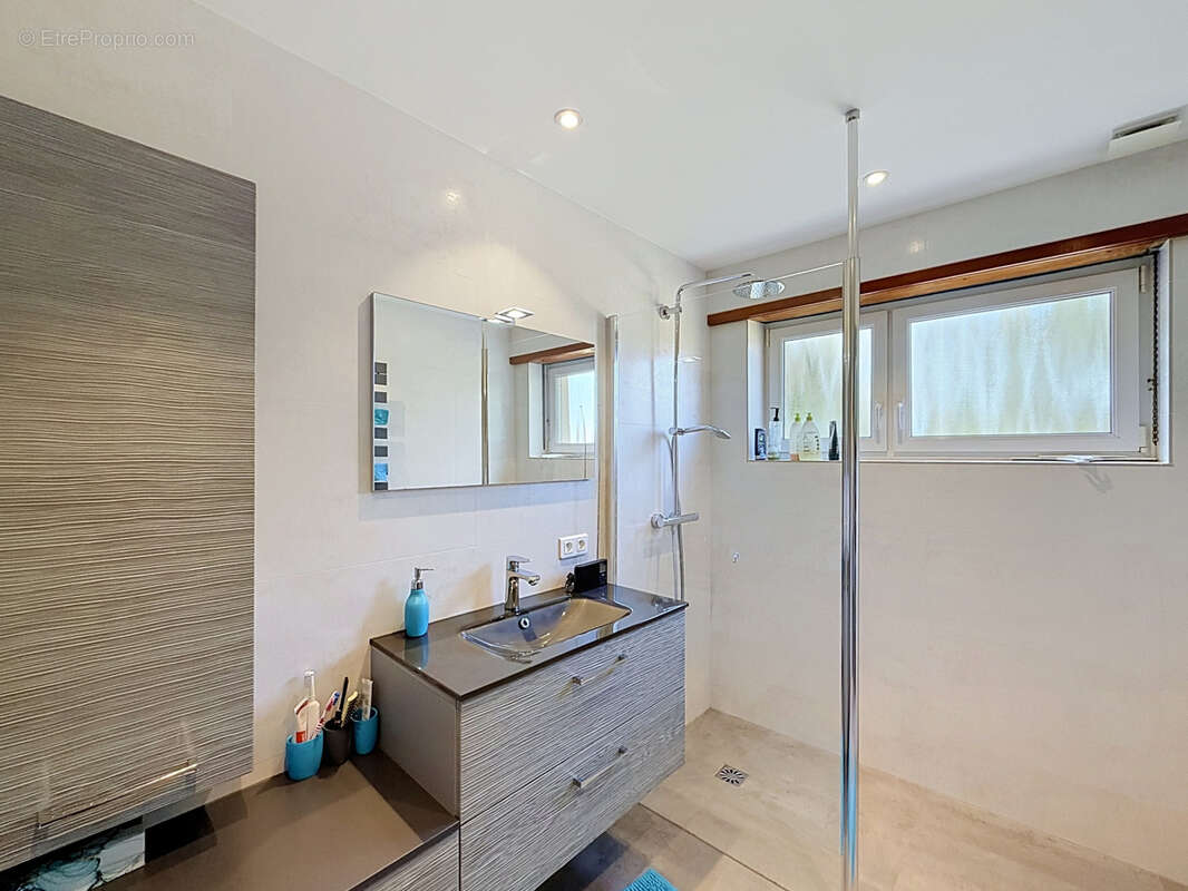 Maison familiale sur plus de 10 ares de terrain avec fort potentiel d'évolution à Eschau ! - photo 13
