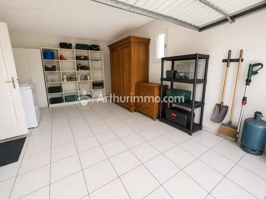 Maison de plain-pied – 2 chambres, terrain 700 m², garage, véranda - photo 11