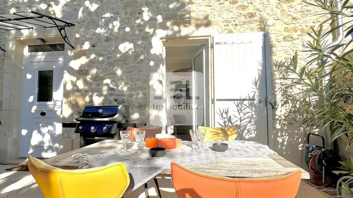 Maison à LAUDUN-L&#039;ARDOISE