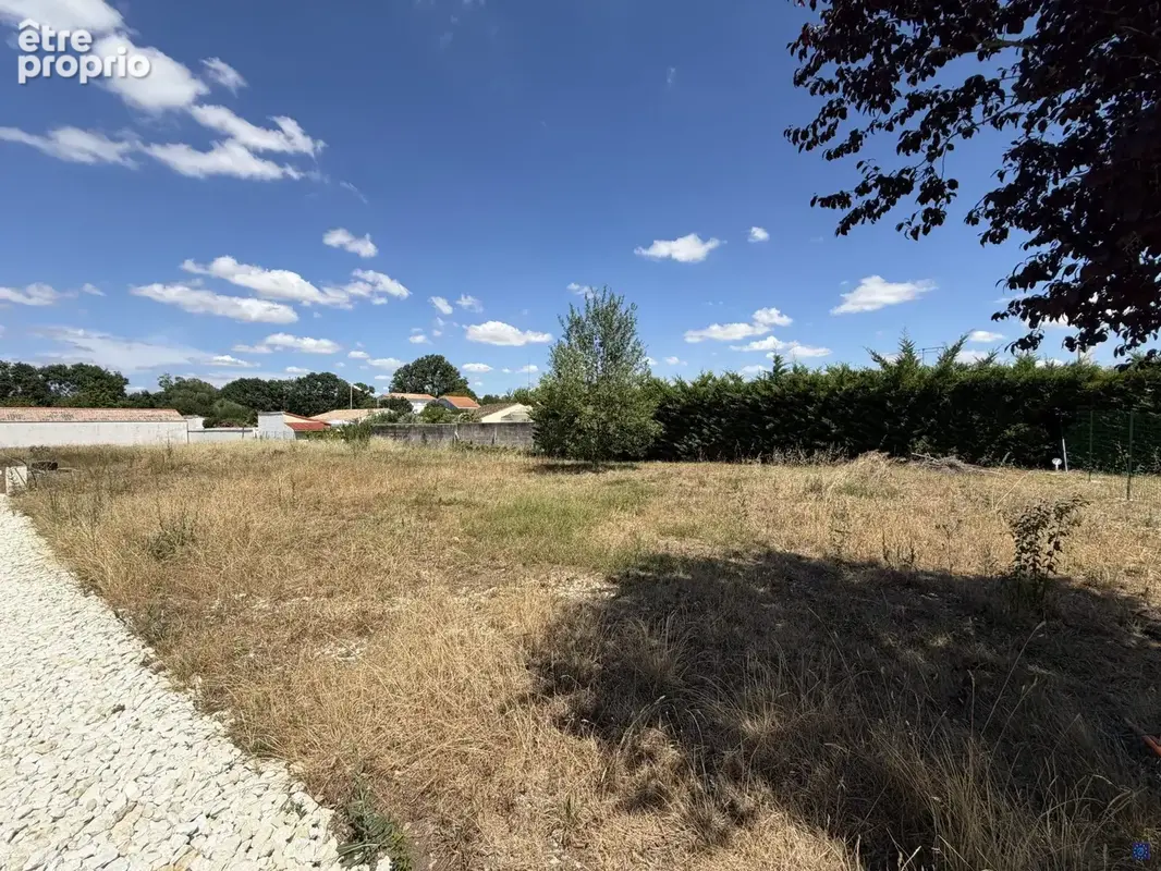 Terrain à LE CHAY