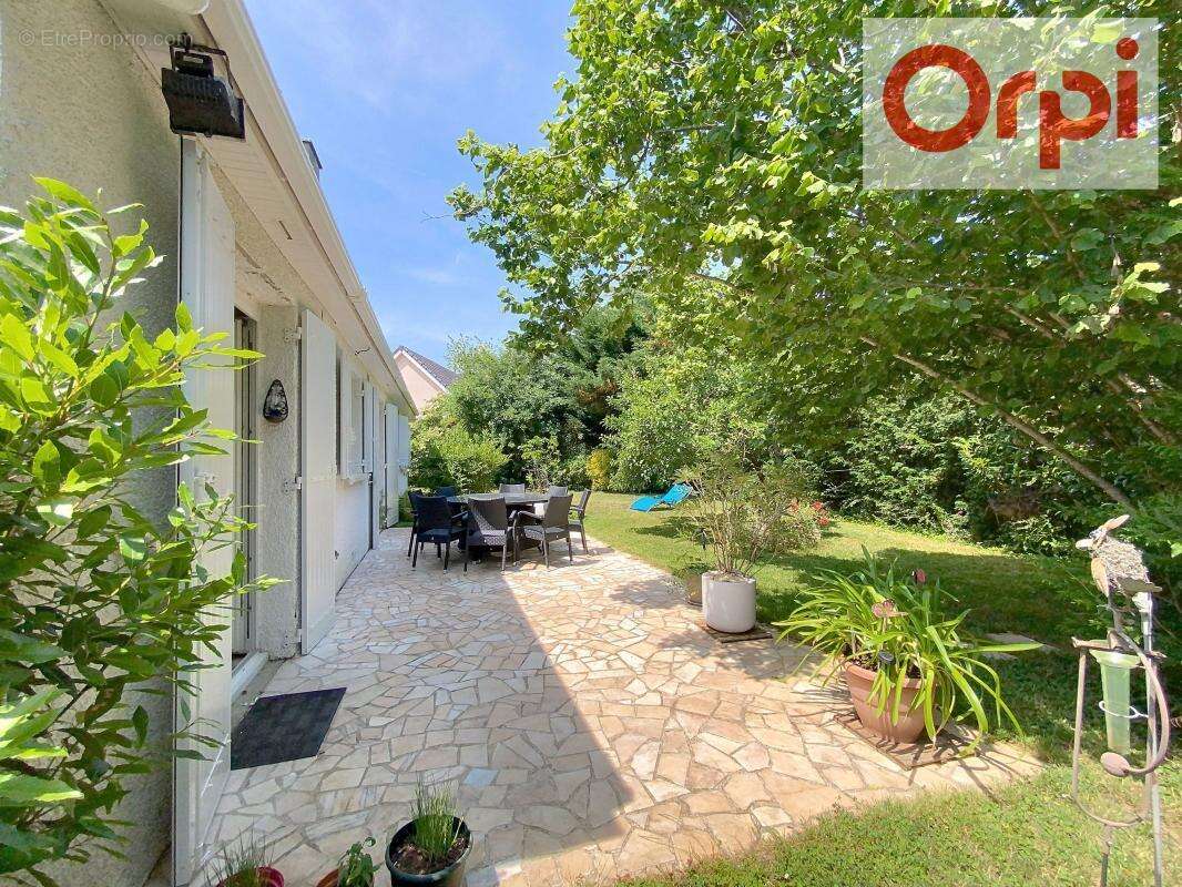 Maison à LE MESNIL-SAINT-DENIS