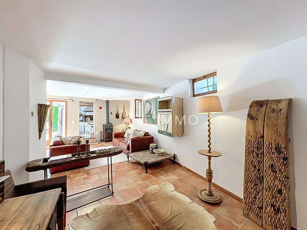 Maison de village avec piscine sur un grand terrain. - photo 12