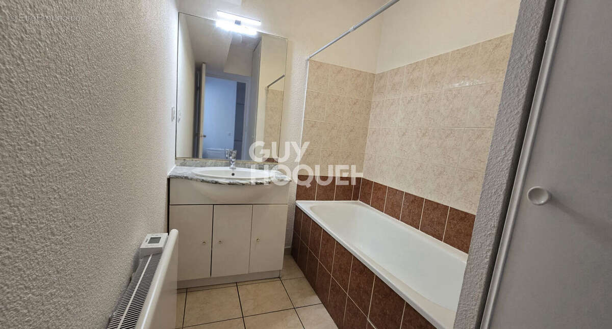 Lumineux T2 de 42m2 avec terrasse, garage, gardien et piscine. - photo 11
