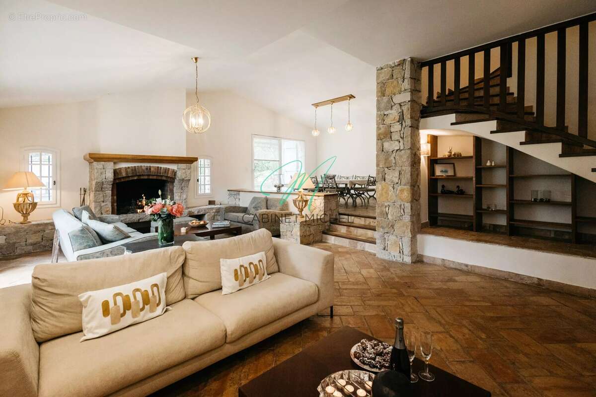 Maison à ROQUEFORT-LES-PINS