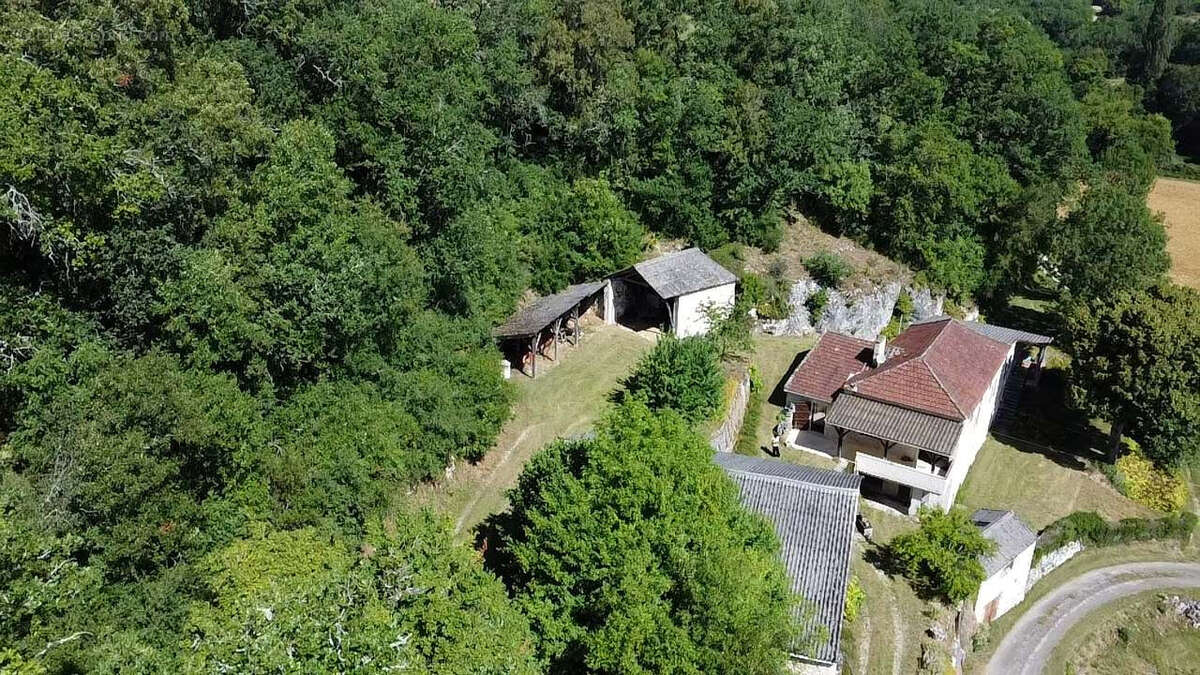 Propriété quercynoise à rénover avec dépendances et 6950 m2 terrain avec source - photo 27