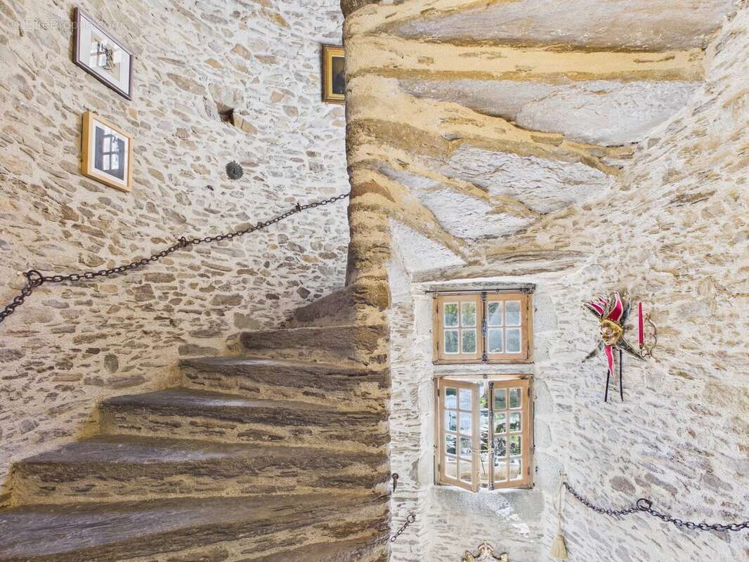 Maison à SEGUR-LE-CHATEAU